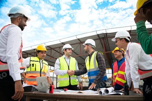 Preview: Construction engineers, architects, and foremen form a group. Participate in a meeting