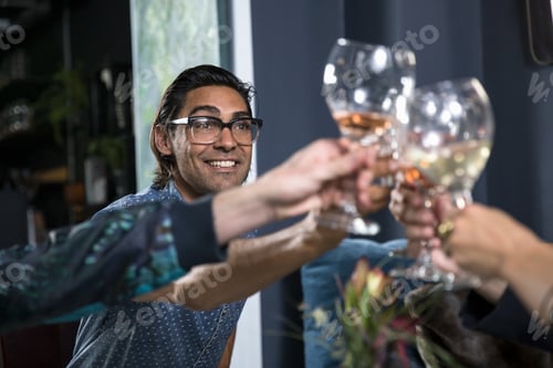 Visualização: Amigos em reunião social fazendo um brinde