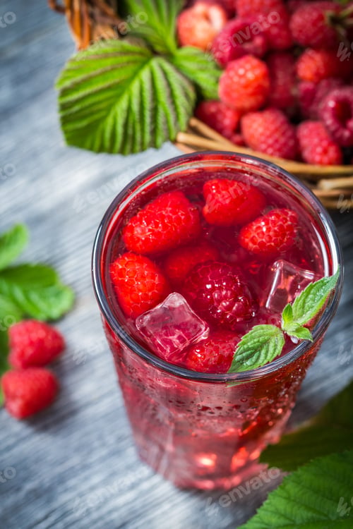 Preview: Closeup of juice with fresh raspberries and ice