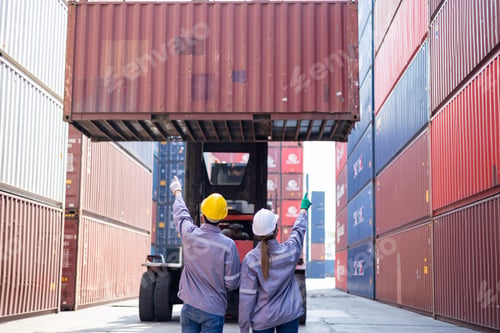 Vista previa: Portrait of an engineer inspecting products using a barcode scanner. Container import and logistics