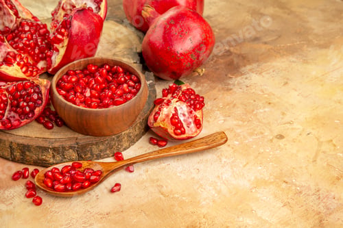 Preview: Top view (pomegranate) pomegranates with their slices and a bowl of seeds were put on the stump fre