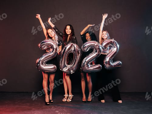 Visualização: Quatro lindas mulheres posando no estúdio