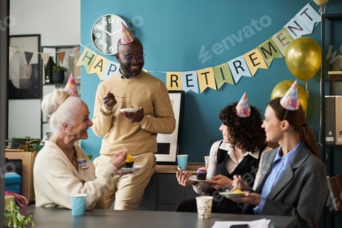 Vista previa: Senior Caucasian Woman and Diverse Colleagues Celebrating Retirement Party