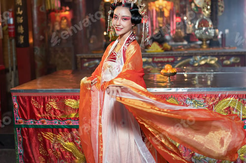 Preview: Chinese opera traditional dress in temple translation language is 'lucky and prosperity for all'