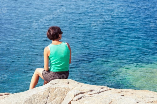 Preview: Young woman looking at sea