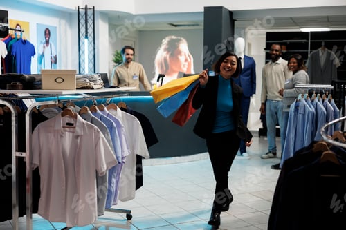 Preview: Customer walking with shopping bags