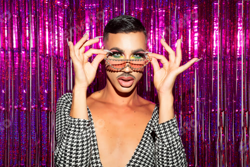 Preview: Diva no binary posing in glitter night
