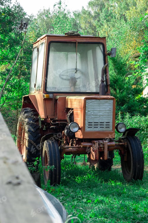 Preview: Vertical shot of the tractor