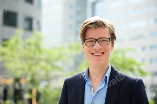 Preview: Young businessman smiling with glasses