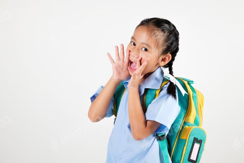 Visualização: Retrato, sorriso, garotinha asiática, jardim de infância, dê as mãos, abra a boca, faça gritar, falar alto