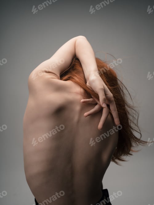 Preview: woman with red hair stands back ribs figure