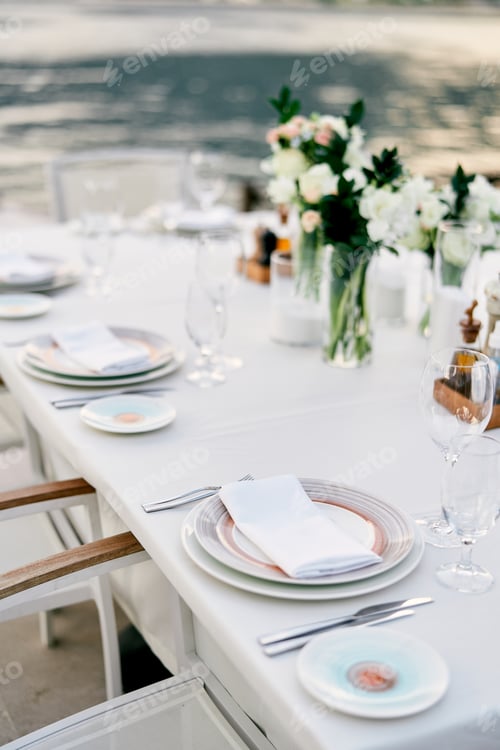 Preview: Festively served table with bouquets of flowers