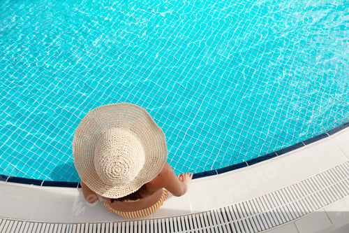 Preview: Woman relaxing in swimming pool