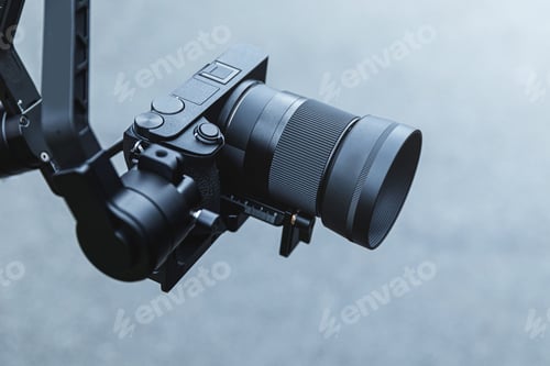 Preview: Mirrorless camera mounted on 3-axis electronic gimbal