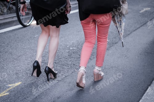 Preview: Women walking on street