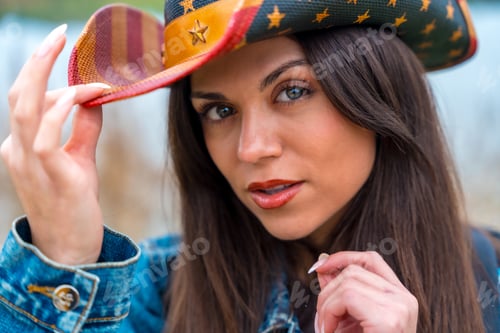 Preview: Close-up of a sensual woman in brim hat