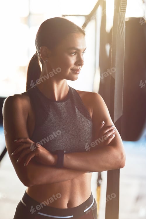 Vista previa: Vertical shot of young attractive fit woman wearing sportswear keeping arms crossed and looking away