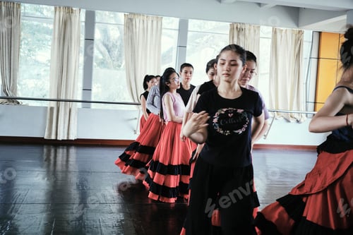 Preview: the actors practice before the show