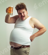 Vorschau: Prost. Aufnahme eines übergewichtigen Mannes, der sein Bier zum Toast brät.