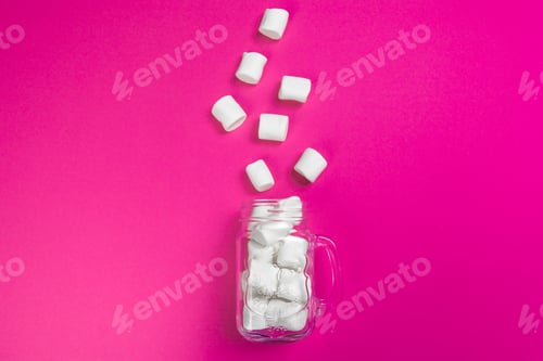 Visualização: marshmallows em um fundo rosa. vista superior