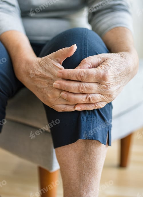 Preview: Senior woman holding her painful knee