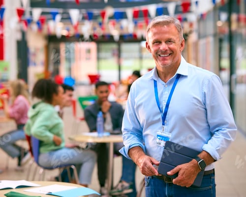 Visualização: Professor universitário masculino sorridente, tutor ou professor dentro do prédio da faculdade com tablet digital
