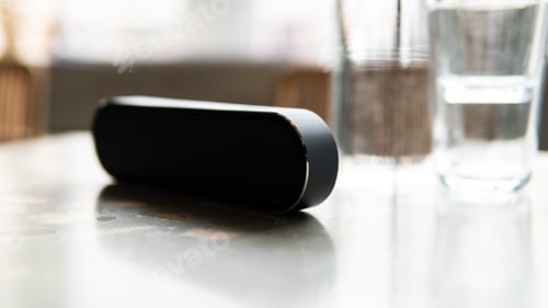 Preview: Portable modern sound on the table