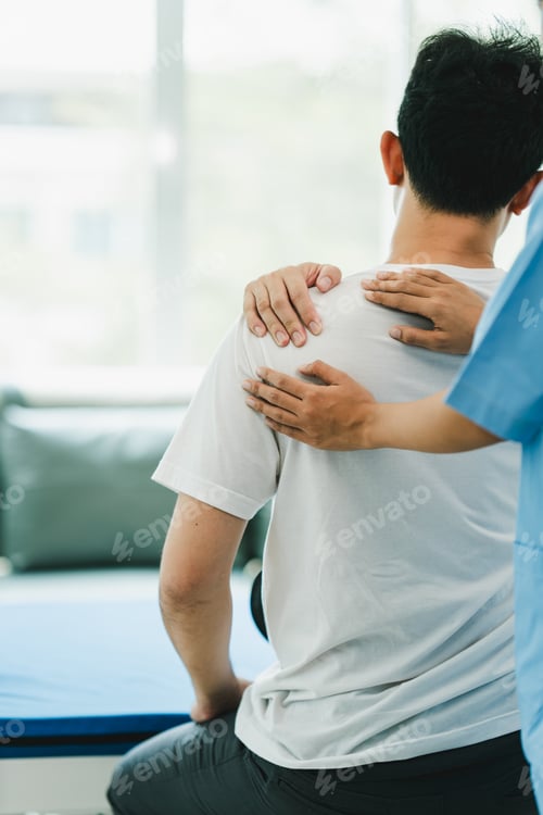 Preview: Spine and shoulder physical therapist Chiropractic Pain Treatment Patients with back pain, shoulder
