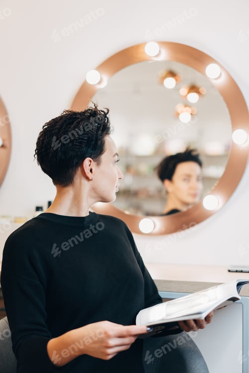 Preview: Attractive woman at the mirror in beauty studio