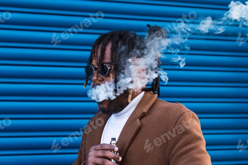 Preview: Hipster black man with electronic cigarette
