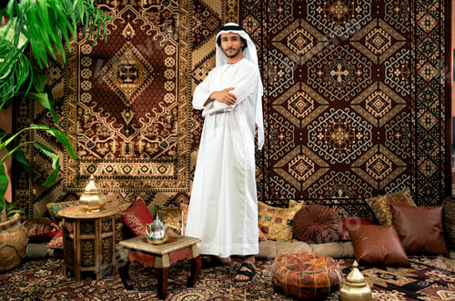 Preview: Man from emirati wearing kandura outfit