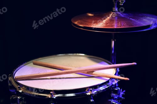 Preview: Close up shot of drumsticks lie on a snare drum.