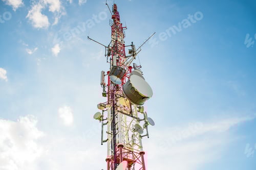 Vista previa: Vista de ángulo bajo de la torre celular de la red móvil contra el cielo azul.