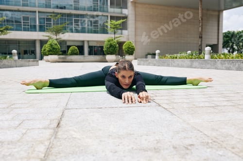 Preview: Цoman doing side splits