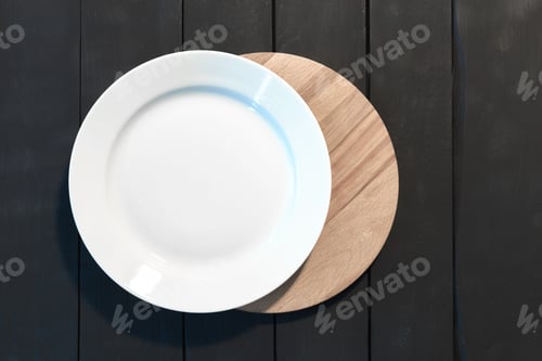 Preview: Empty white plate on wooden table