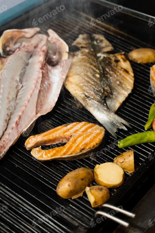 Vista previa: Seafood grilling with salmon, sea bass, vegetables, chili potatoes