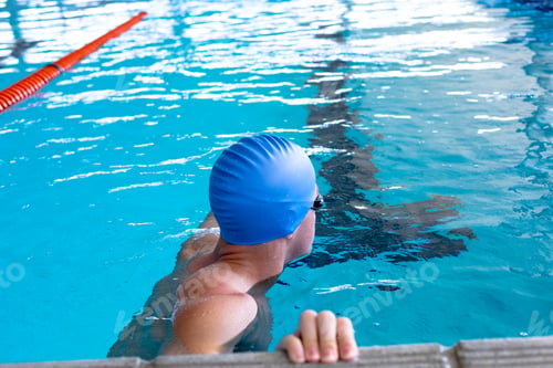 Preview: Swimmer in the pool
