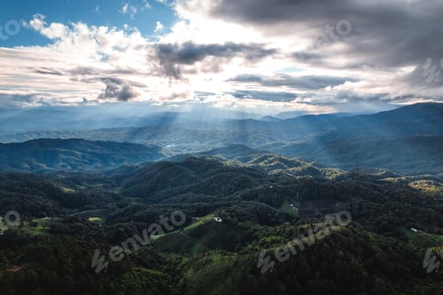 Vorschau: Blick auf die Landschaft auf einem hohen grünen Hügel