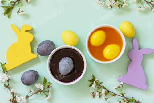 Preview: Natural dye for easter eggs - carcade and turmeric. Homemade colored easter eggs
