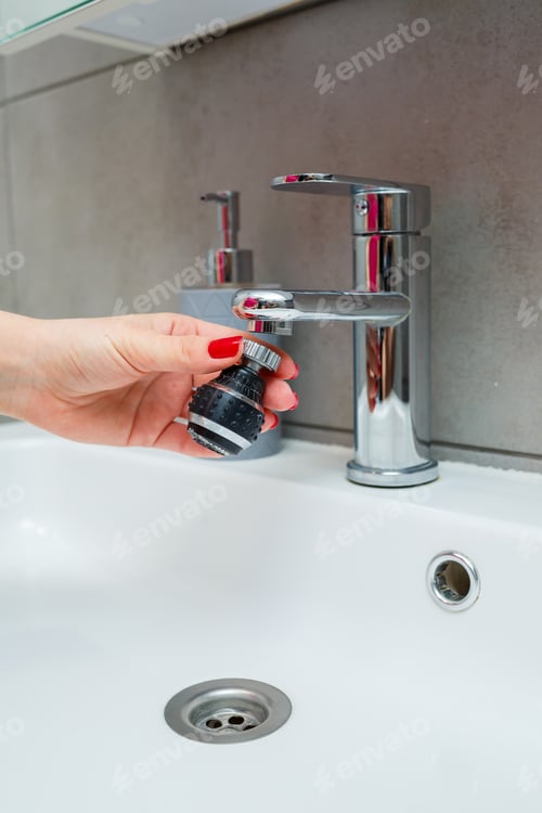 Visualização: Bocal rotativo no misturador para ajustar o fluxo de água. Pia de banheiro branca para lavar as mãos