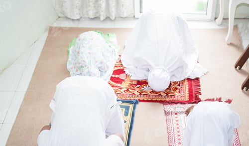 Preview: a Muslim family consisting of parents and children praying