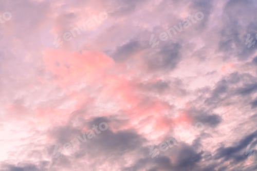 Visualização: Céu crepuscular com efeito de tom pastel claro. Nuvens coloridas no dramático céu do pôr do sol