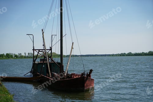 Preview: Picture of an old boat in a lake