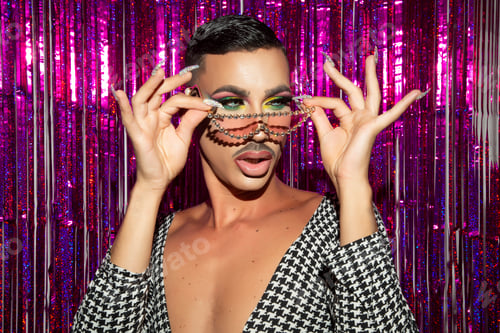 Preview: Diva no binary posing in glitter night