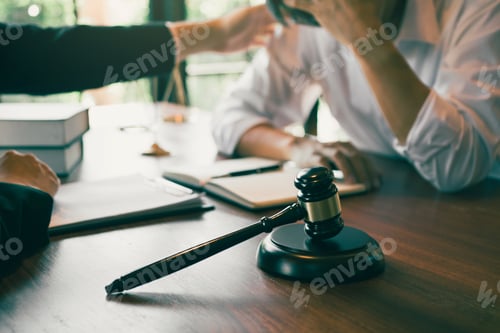 Preview: Lawyer is consoling the client in his counsel and will not escape the lawsuit.