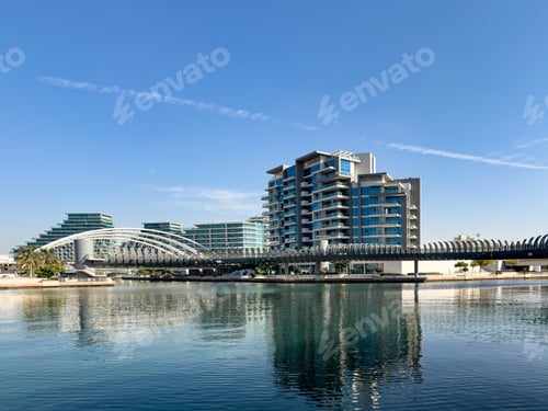 Preview: Apartment buildings and water canal in the Al Raha Beach neighbourhood in Abu Dhabi