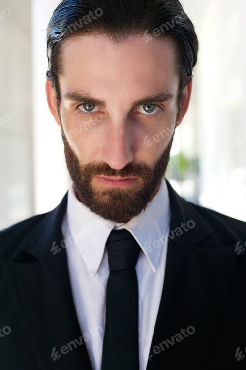 Preview: Stylish young man in suit and tie