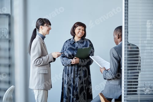 Preview: Smiling Business Team in Discussion