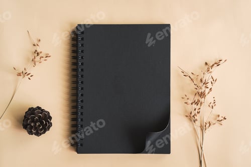 Vista previa: Dry flower with blank notebook in workspace