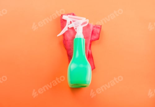 Preview: Green spray bottle on pink microfiber cloth